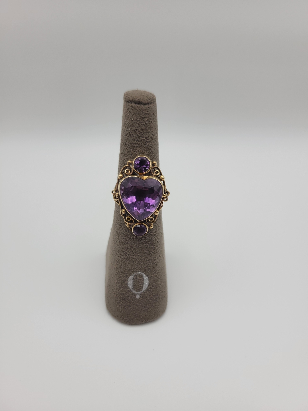 Vintage Victorian 14K Yellow Gold Striking Purple Amethyst Heart Filigree ring